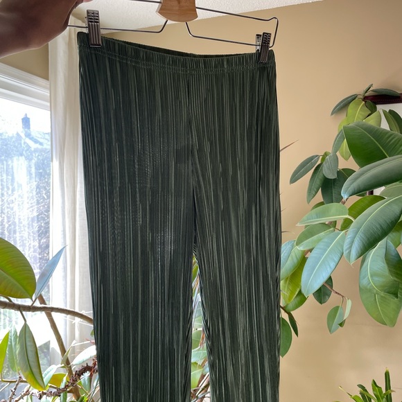 super stylish, forest green accordion fit and flare pants - Picture 5 of 5
